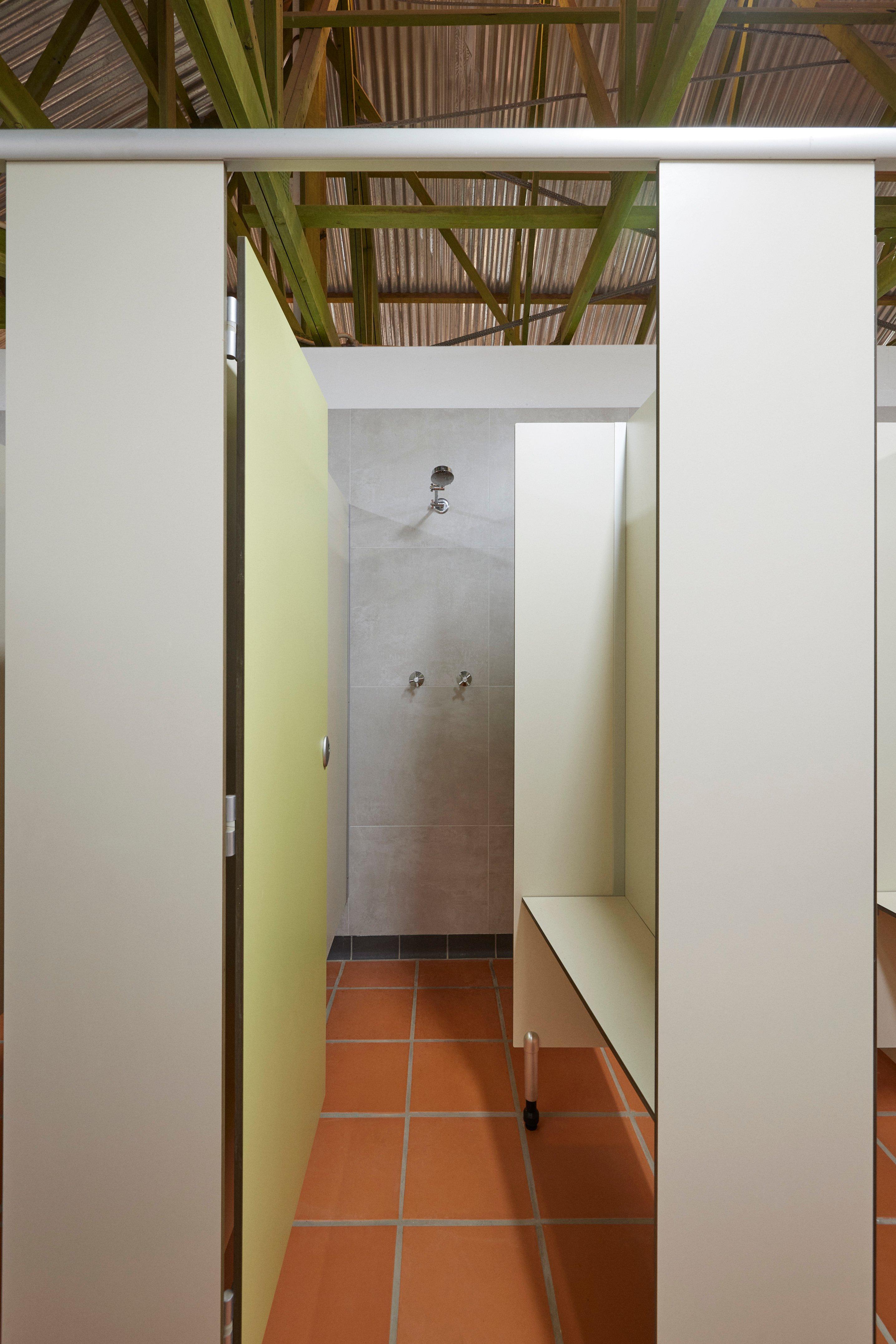 Outback Hotel & Lodge - Shared Bathroom