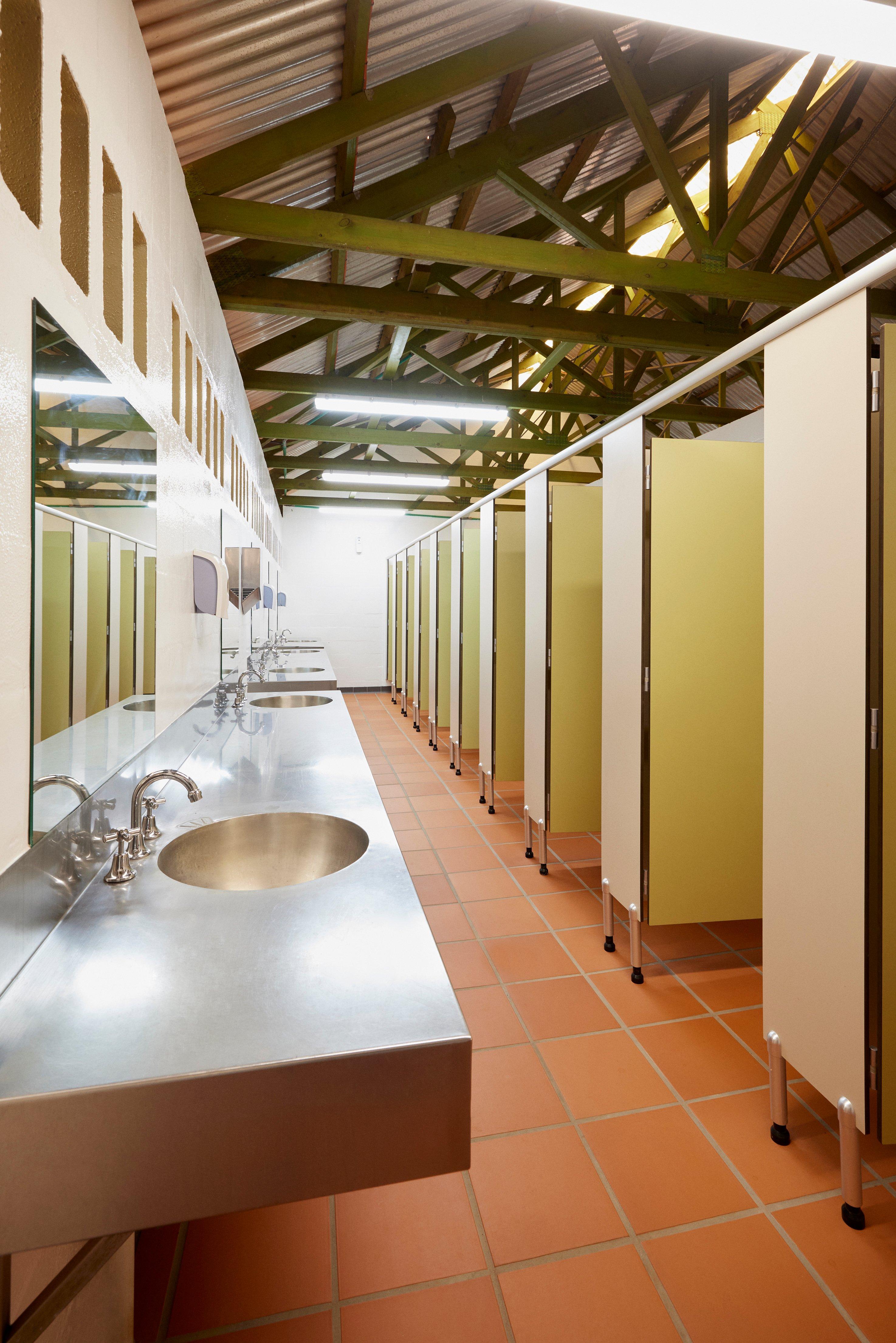 Outback Hotel & Lodge - Shared Bathroom