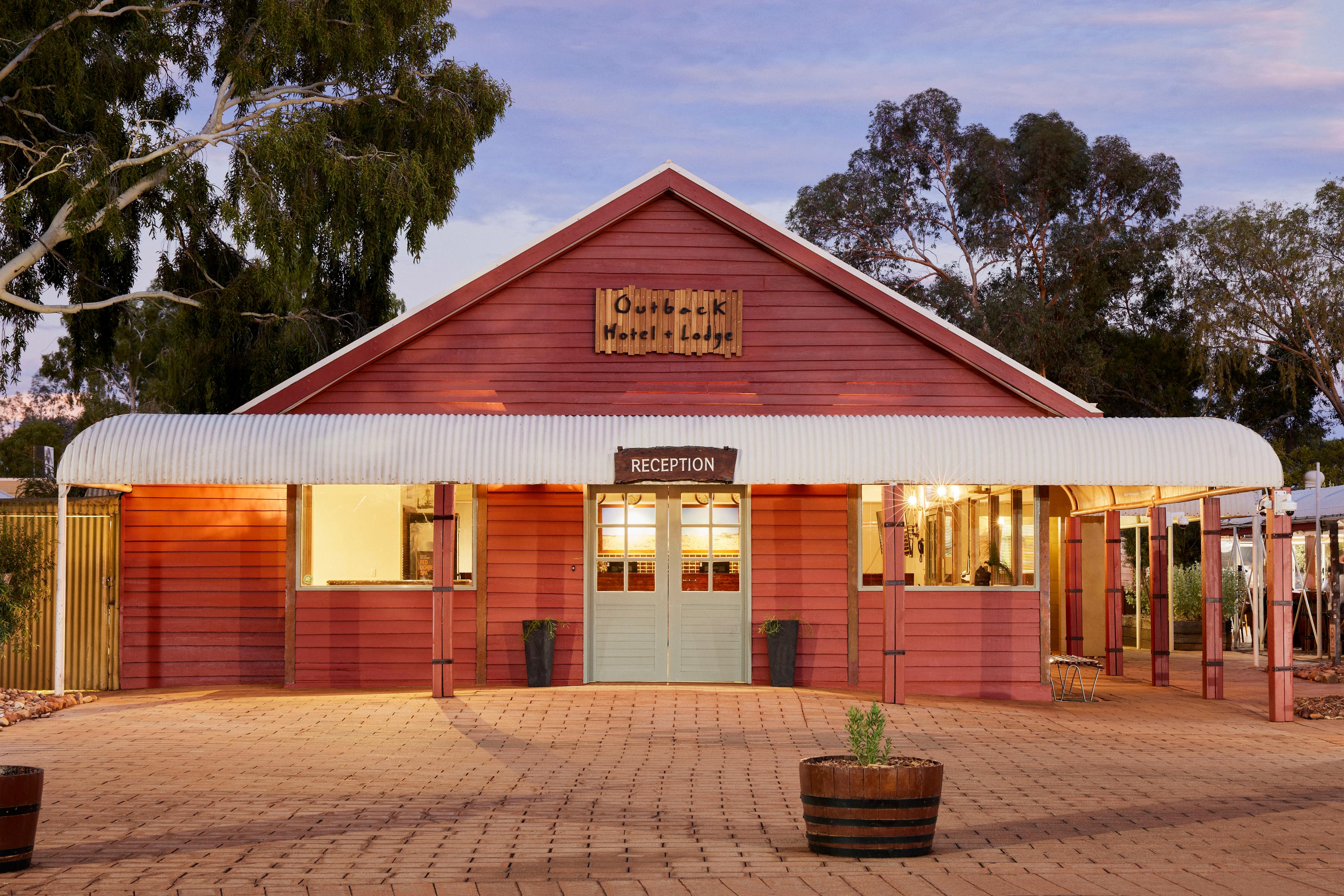 Outback Hotel & Lodge Exterior - Dusk