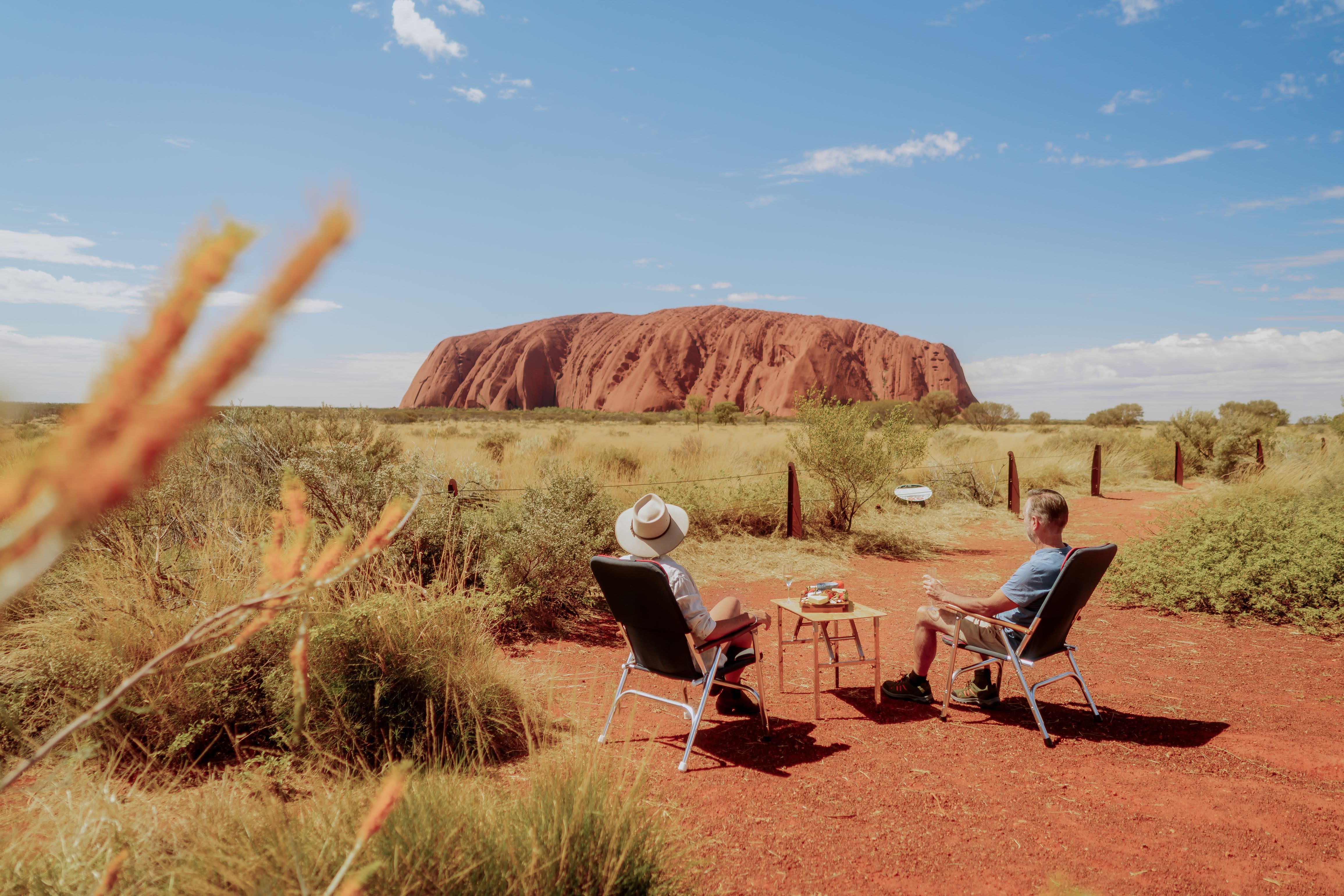 drive_older_couple_enjoying_the_view_of_uluru